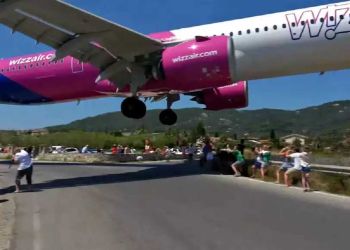 Σκιάθος: Τρομακτική προσγείωση αεροπλάνου, πέρασε μια ανάσα από τον κόσμο (βίντεο)