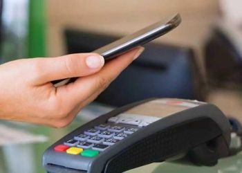 Το «πλαστικό χρήμα» κυριαρχεί στις διακοπές και όχι μόνο – Οι Έλληνες πληρώνουν παντού με κάρτα