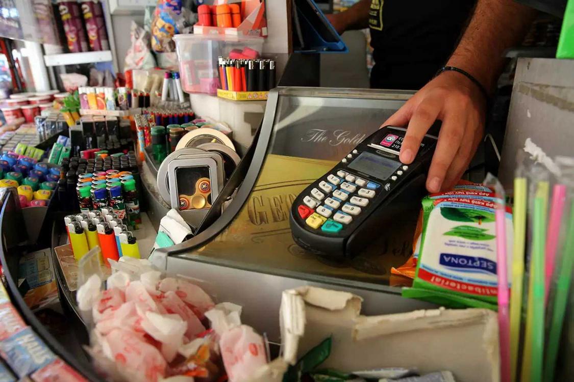 Το «Πλαστικό Χρήμα» Κυριαρχεί Στις Διακοπές Και Όχι Μόνο – Οι Έλληνες Πληρώνουν Παντού Με Κάρτα
