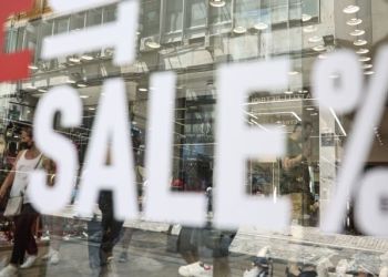 Χαμηλές πτήσεις για τις θερινές εκπτώσεις