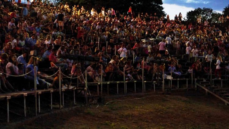 51ο Φεστιβάλ Ολύμπου - Πλημμύρισε το αρχαίο θέατρο Δίου από παιδιά, μικρά και μεγάλα ! 51ο Φεστιβάλ Ολύμπου – Πλημμύρισε το θέατρο Δίου από παιδιά, μικρά και μεγάλα !