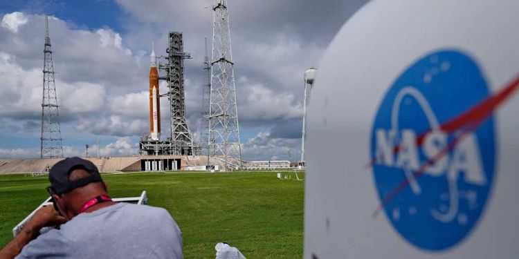 Economist: Γιατί ο νέος πύραυλος της Nasa είναι μια «τεράστια σπατάλη χρημάτων»