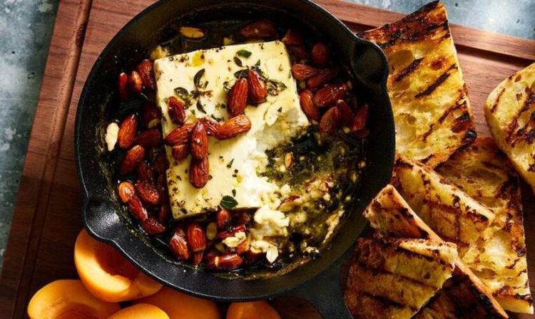 New York Times: Αποθεώνουν τη φέτα, «όλα γίνονται καλύτερα με ένα κομμάτι» New York Times: Αποθεώνουν τη φέτα, «όλα γίνονται καλύτερα με ένα κομμάτι»