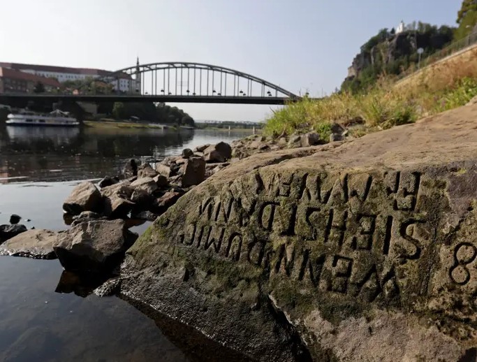 Αν Με Δεις Τότε Κλάψε… Εμφανίστηκαν Οι Πέτρες Της Πείνας Στα Ποτάμια Της Γερμανίας Και Της Τσεχίας
