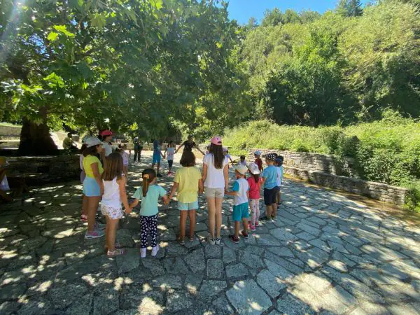 Δεκαέξι νέοι επέστρεψαν στο χωριό Βαμβακού για να το αναστήσουν Δεκαέξι νέοι επέστρεψαν στο χωριό Βαμβακού για να το αναστήσουν