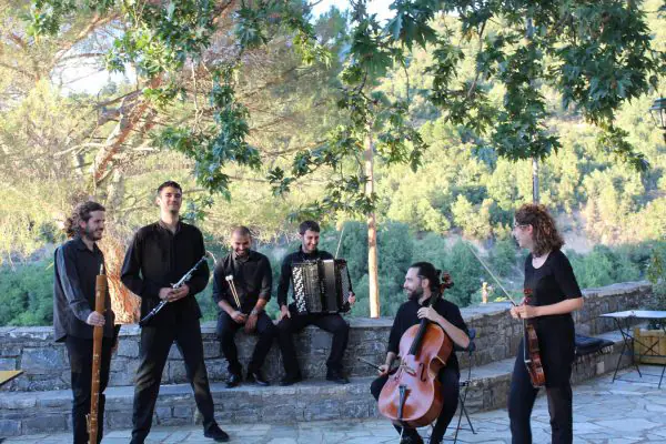 Δεκαέξι νέοι επέστρεψαν στο χωριό Βαμβακού για να το αναστήσουν Δεκαέξι νέοι επέστρεψαν στο χωριό Βαμβακού για να το αναστήσουν