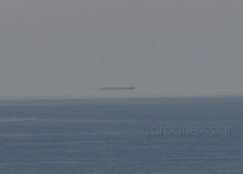 Η Φάτα Μοργκάνα εμφανίστηκε στα Χανιά – Γιατί βλέπουμε το δεξαμενόπλοιο να «αιωρείται»;