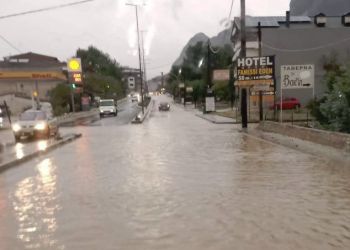 Καλαμπάκα: Βυθίστηκε στο νερό η πόλη μετά την σφοδρή βροχόπτωση