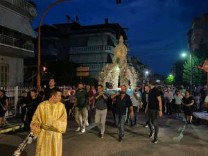 Κατερίνη: Περιφορά επιταφίου της Παναγίας στον Ιερό Ναό Αγίας Παρασκευής (φώτο)