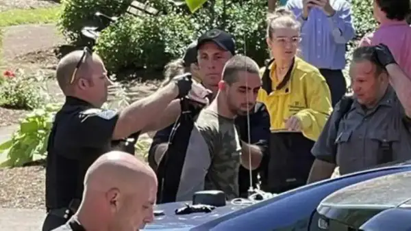 Σαλμάν Ρούσντι: Παγκόσμιο σοκ με την δημόσια επίθεση στον συγγραφέα – Ποιος είναι ο δράστης Σαλμάν Ρούσντι: Παγκόσμιο σοκ με την δημόσια επίθεση στον συγγραφέα – Ποιος είναι ο δράστης