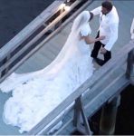 Τζένιφερ Λόπεζ – Μπεν Άφλεκ: Το εντυπωσιακό νυφικό που φόρεσε η τραγουδίστρια στον… δεύτερο γάμο