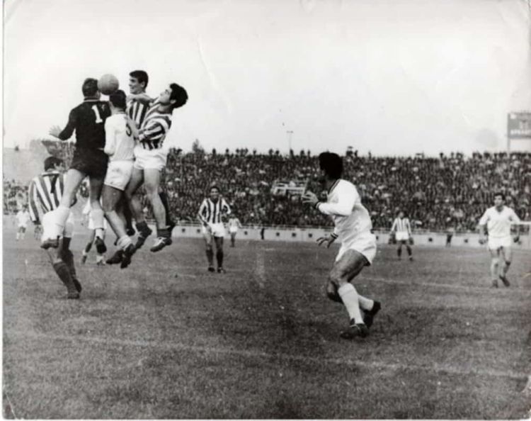 -Αδερφέ τί; -Βαγγέλη σήμερα τέλειωσε το ποδόσφαιρο για μένα… πάρτε με από εδώ… Αδερφέ τί; Βαγγέλη σήμερα τέλειωσε το ποδόσφαιρο για μένα… πάρτε με από εδώ…