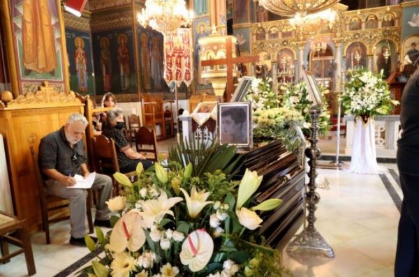 Βουβός Πόνος Στο Τελευταίο Χειροκρότημα Για Την Ειρήνη Παπά – Πλήθος Κόσμου Στην Κηδεία Της Ελληνίδας Θεάς