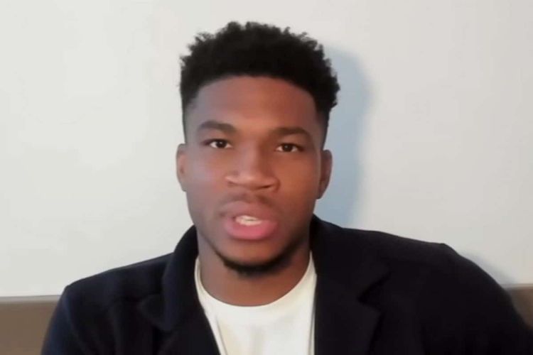 Γιάννης Αντετοκούνμπο: "Θα ήθελα να παίξω τα επόμενα 10 χρόνια στην Εθνική με τα αδέλφια μου" Γιάννης Αντετοκούνμπο: “Θα ήθελα να παίξω τα επόμενα 10 χρόνια στην Εθνική με τα αδέλφια μου”