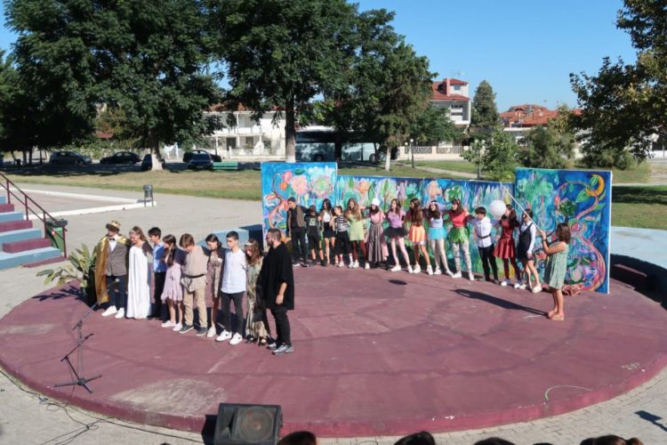 Γυμνάσιο Κορινού – Ολύμπια εν Δίω: «Όνειρο Καλοκαιρινής Νύχτας» του Σαίξπηρ