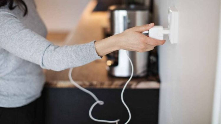 Ηλεκτρικό ρεύμα: Ποιες συσκευές καίνε και ποιες όχι – Τι πρέπει να βγαίνει από την πρίζα (βίντεο)