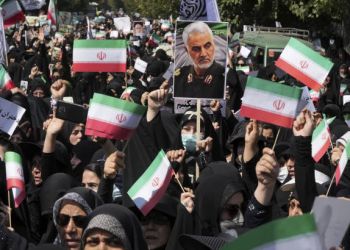 Ιράν: Προ των πυλών ο εμφύλιος – Όσο σκληραίνει το καθεστώς, τόσο δυναμώνει η φωνή για την κατάργηση του χιτζάμπ