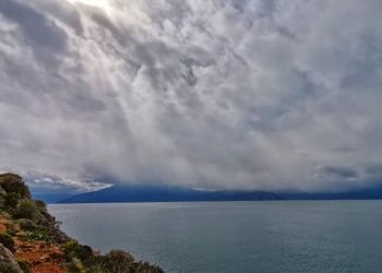 Καιρός: Επικίνδυνες μεταβολές το Σαββατοκύριακο – Από καλοκαιρινές θερμοκρασίες σε ισχυρές καταιγίδες