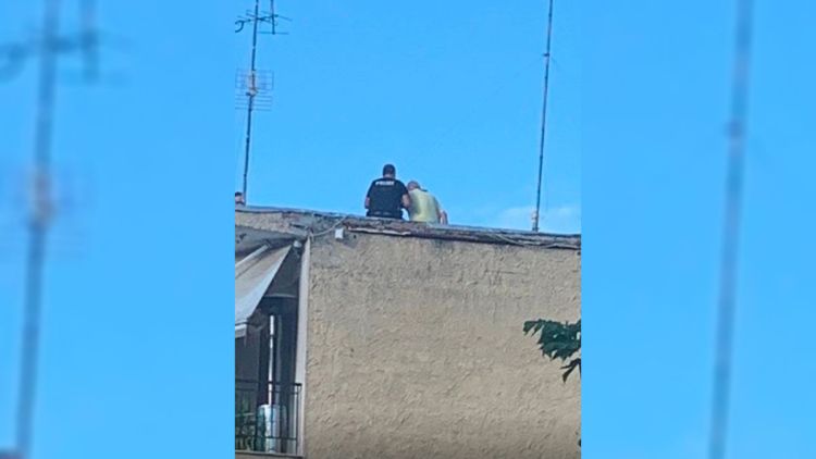 Κατερίνη: Αστυνομικοί κατάφεραν να προσεγγίσουν πολίτη και να αποτρέψουν την πτώση του από ταράτσα τριώροφης οικοδομής