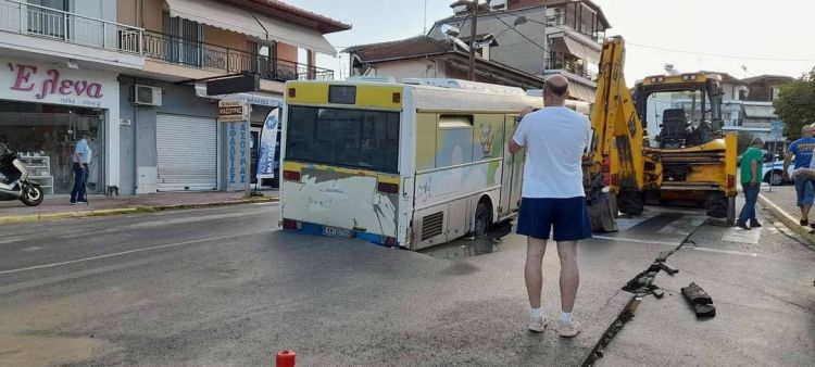 Κατερίνη: Λεωφορείο βούλιαξε στην 7ης Μεραρχίας λίγο πριν από τη γέφυρα του Πέλεκα