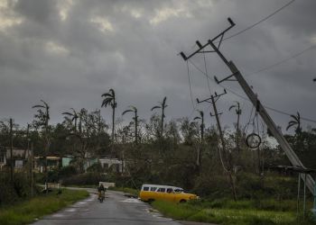 Κούβα: Στο σκοτάδι το νησί μετά το σαρωτικό πέρασμα του κυκλώνα Ίαν