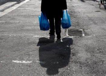 Μειώνουν τον προϋπολογισμό τους τα νοικοκυριά