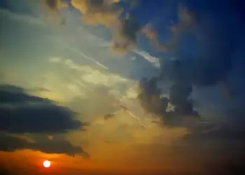 Ο Καιρός Σήμερα: Παρασκευή σήμερα με ηλιοφάνεια και με λίγες τοπικές νεφώσεις