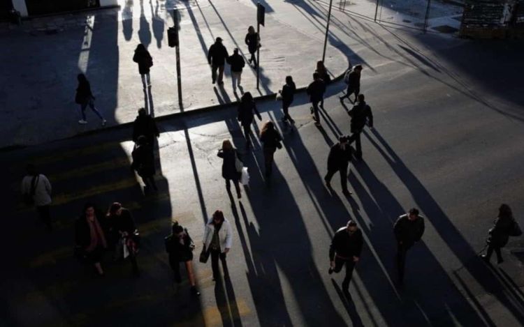 Πληγή που αιμορραγεί το δημογραφικό – Οι μεγάλοι κίνδυνοι και το αδιέξοδο