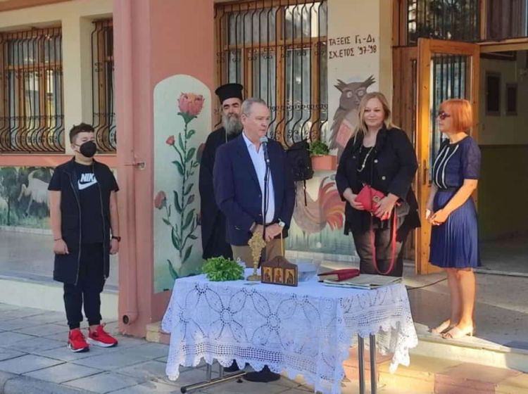Στον αγιασμό των σχολείων ο Δήμαρχος Κατερίνης Κώστας Κουκοδήμος Στον αγιασμό των σχολείων ο Δήμαρχος Κατερίνης Κώστας Κουκοδήμος