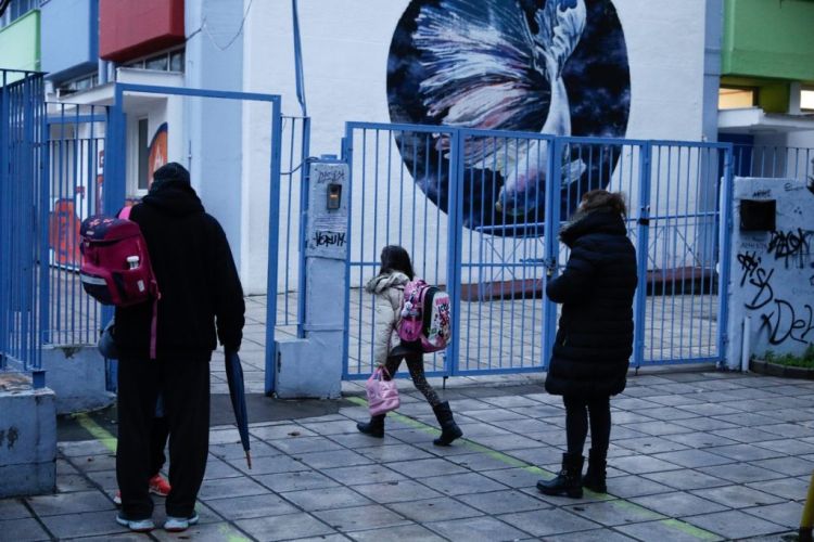 Σχολεία: Ανοίγουν τη Δευτέρα χωρίς μάσκες και τεστ – Τι προβλέπεται για ανεμβολίαστους εκπαιδευτικούς