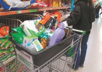 Ψωνίζουν λιγότερο ψάρι και περισσότερο χοιρινό