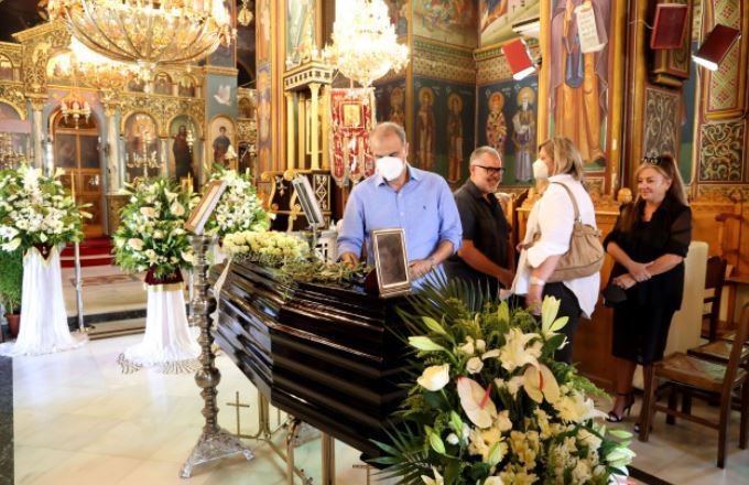 Βουβός πόνος στο τελευταίο χειροκρότημα για την Ειρήνη Παπά – Πλήθος κόσμου στην κηδεία της ελληνίδας θεάς