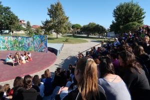 Γυμνάσιο Κορινού – Ολύμπια εν Δίω: «Όνειρο Καλοκαιρινής Νύχτας» του Σαίξπηρ