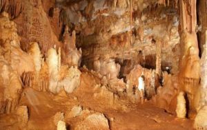 Ημερήσιες εκδρομές με βάση την Κατερίνη – Σπήλαιο Πετραλώνων και Περέκ