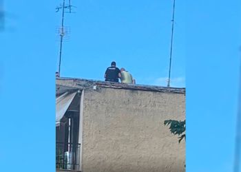 Κατερίνη: Αστυνομικοί έσωσαν ηλικιωμένο που ήθελε να πέσει από ταράτσα Κατερίνη: Αστυνομικοί κατάφεραν να προσεγγίσουν πολίτη και να αποτρέψουν την πτώση του από ταράτσα τριώροφης οικοδομής