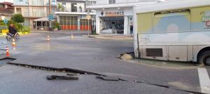 Κατερίνη: Λεωφορείο βούλιαξε στην 7ης Μεραρχίας λίγο πριν από τη γέφυρα του Πέλεκα