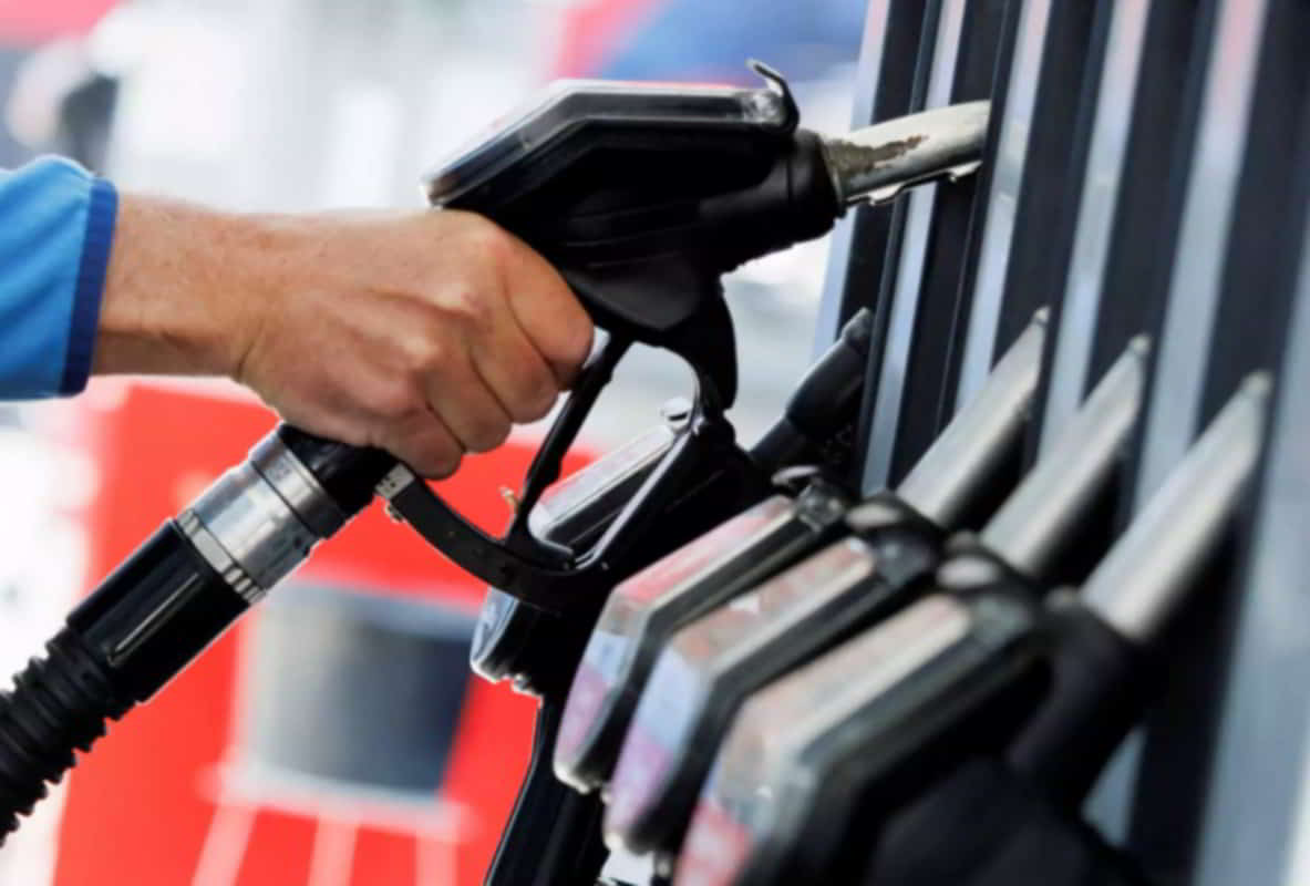 Καύσιμα: Χαραμάδα ελπίδας από τη μεγάλη «βουτιά» των τιμών σε αέριο και πετρέλαιο