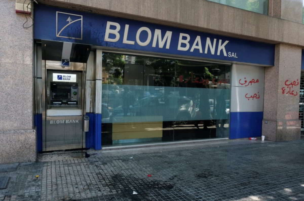Λίβανος: «Πλιάτσικο» από τους πολίτες σε τράπεζες – Παλεύουν να πάρουν τις καταθέσεις τους