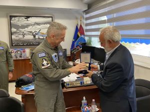 Ο οργανισμός «Ολύμπια Εν Δίω» τίμησε τον Αρχηγό ΑΤΑ Ο οργανισμός «Ολύμπια Εν Δίω» τίμησε τον Αρχηγό ΑΤΑ