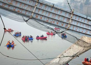 Βίντεο σοκ: Η στιγμή της κατάρρευσης της γέφυρας στην Ινδία Τουλάχιστον 130 νεκροί