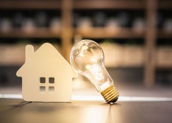 Ηλεκτρικό ρεύμα: Πράσινο φως από την Ευρωπαϊκή Επιτροπή για νέο πρόγραμμα στήριξης, ποιους αφορά