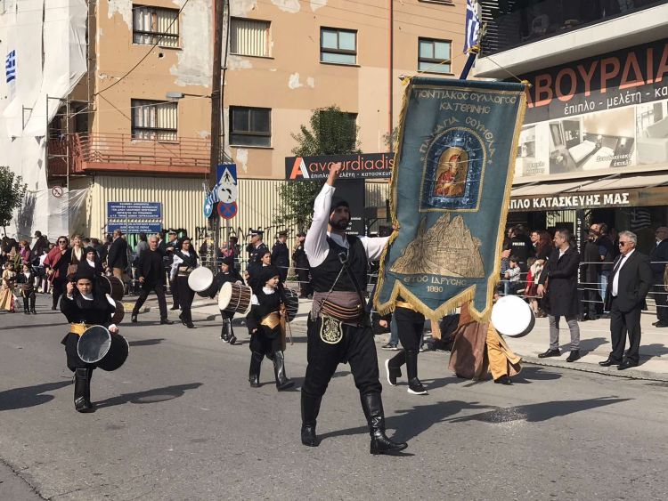 Η μαθητική παρέλαση της Κατερίνης για την 28η Οκτωβρίου σε εικόνες και βίντεο