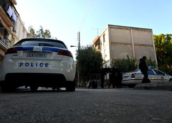 Κατερίνη: Τις αγκάλιασαν και άρπαξαν τις χρυσές αλυσίδες που φορούσαν στον λαιμό