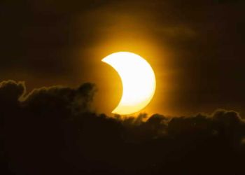 Μερική έκλειψη ηλίου ορατή και στην Ελλάδα – Δείτε την ζωντανά