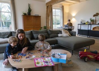 «Νταντάδες της Γειτονιάς»: Επεκτείνεται πιλοτικά σε 28 ακόμη Δήμους της χώρας