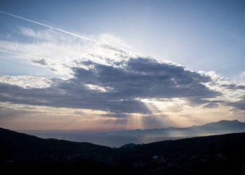 Ο Καιρός σήμερα: Αίθριος με νεφώσεις και λίγες τοπικές βροχές