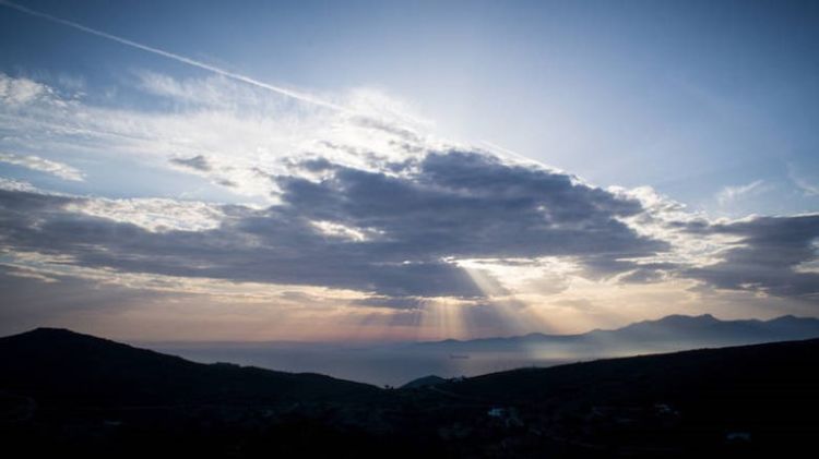 Ο Καιρός σήμερα: Αίθριος με νεφώσεις και λίγες τοπικές βροχές