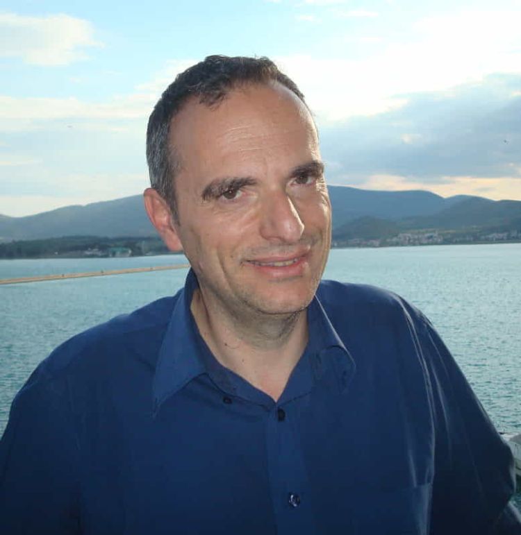 Ο συγγραφέας Κώστας Μάγος συνομιλεί με τον Ίκαρο Ποντίκαρο και τη Ρίνα Ποντικαρίνα, δυο βιβλιόφιλα ποντικάκια. Ο συγγραφέας Κώστας Μάγος συνομιλεί με τον Ίκαρο Ποντίκαρο και τη Ρίνα Ποντικαρίνα, δυο βιβλιόφιλα ποντικάκια.