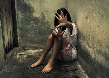 Παιδεραστές: 1.500 «κυκλοφορούν» ελεύθεροι στη χώρα