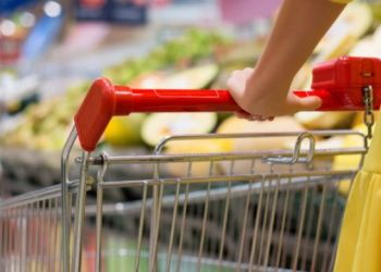 Στα σούπερ μάρκετ η ακρίβεια γεμίζει τα ταμεία και αδειάζει τα καλάθια